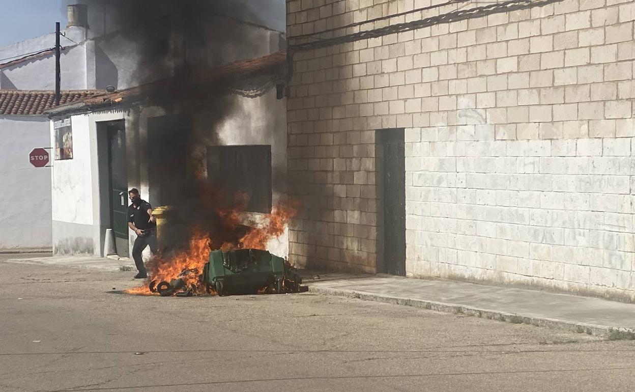 Arden tres contenedores en la Rodela