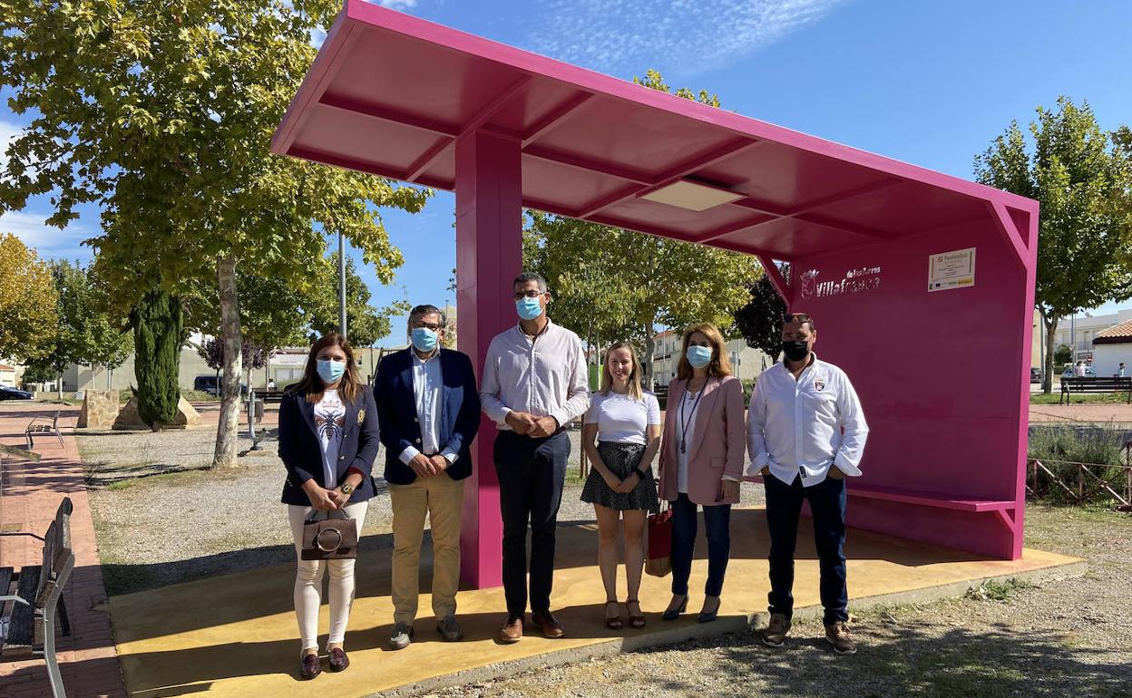 Manuel Piñero, teniente de Alcalde del Ayuntamiento de Villafranca, Carmen Romero, concejal de Juventud, José Manuel Rama Moya, alcalde de la localidad y Piedad Rodríguez Castrejón, presidenta de FEDESIBA junto a la empresa ejecutora 