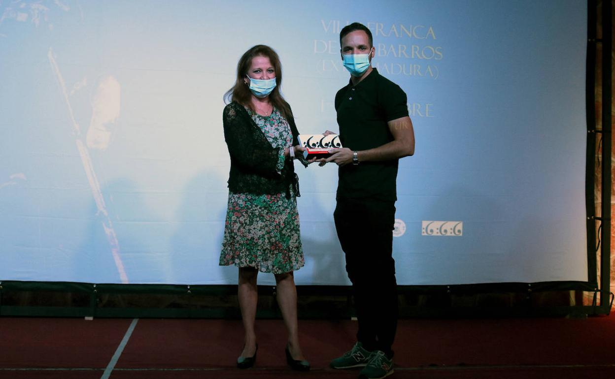 Francisco Moraga recoge el premio Festival de Cortometrajes KM 666 de la mano de la concejal de Cultura, Isabel García Ramos