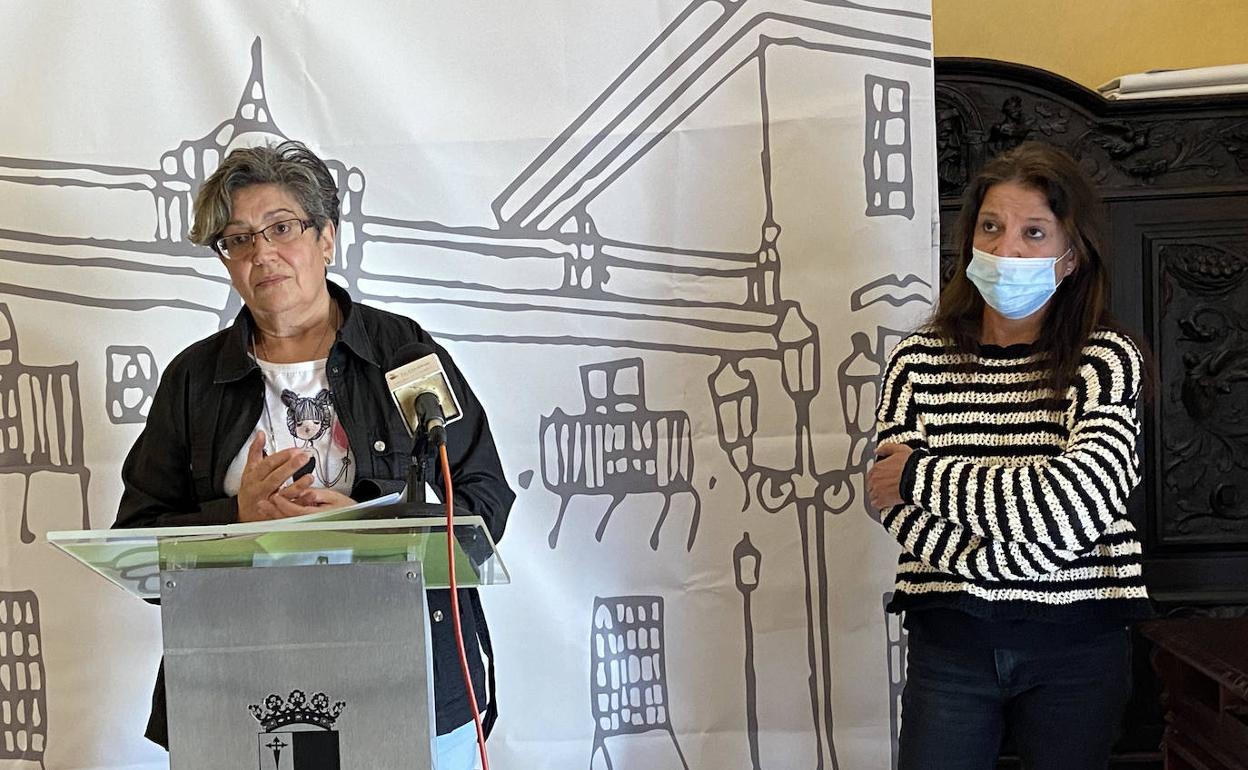 La concejal de Asuntos Sociales, Isabel García Ramos, junto a Marisa Álvarez, trabajadora social del Servicio Social de Base del Ayuntamiento de Villafranca