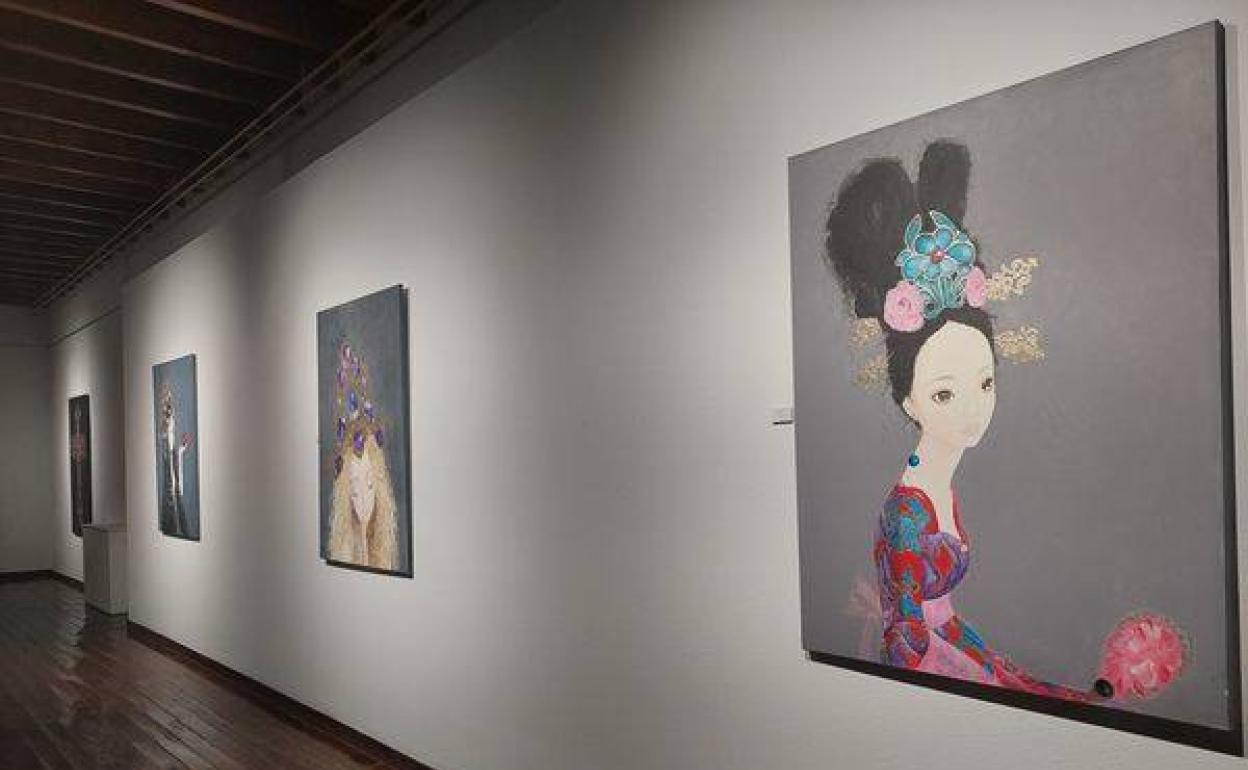 Algunos de los lienzos de la exposición 'Fragmentos de Ensueño' 