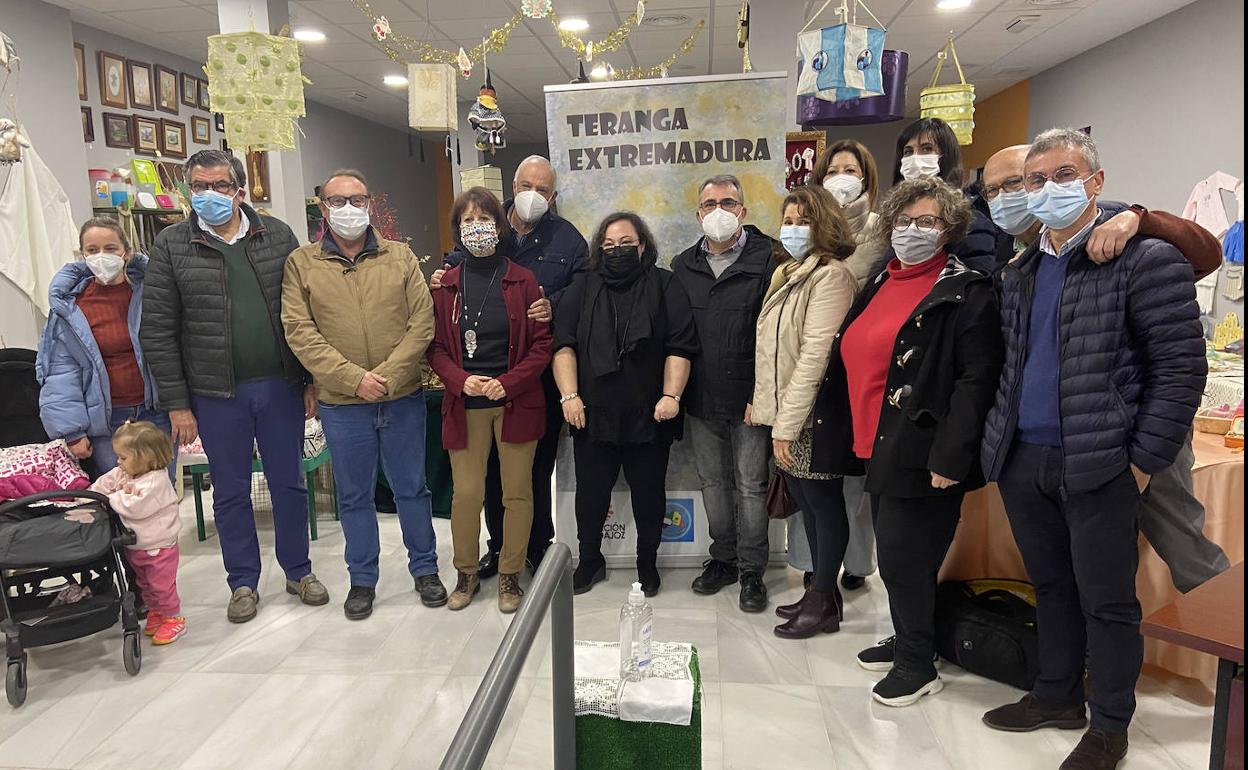 Miembros de la directiva y personalidades políticas en el mercadillo solidario 