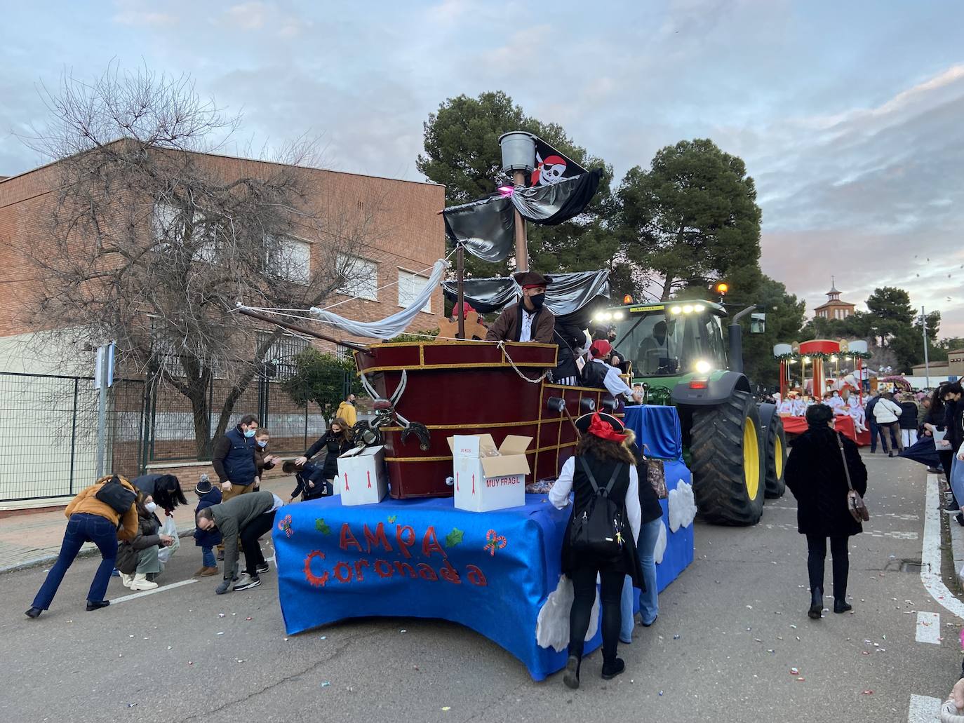 Fotos: Los Reyes Magos de Oriente repartieron 2000kg de caramelos a su paso por Villafranca