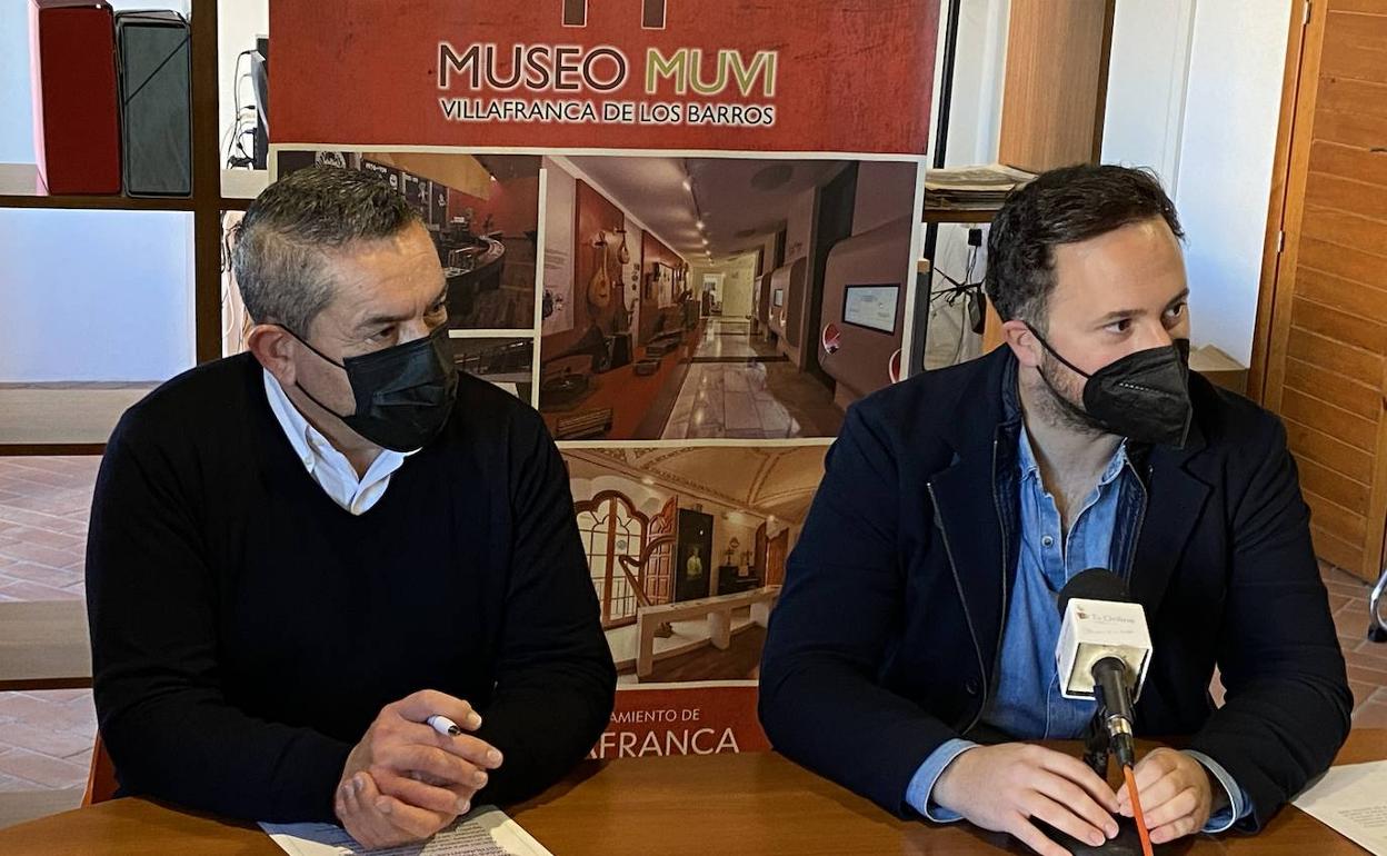 El concejal del museo, José Manuel Blanco y el técnico del mismo, José López