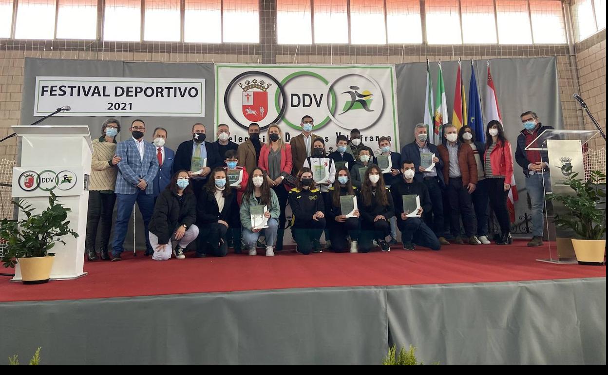 Fotografía con los premiados en el 'Festival Deportivo Navideño' 