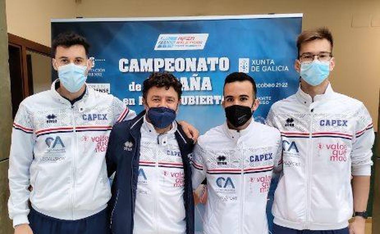 Atletas del CAPEX de División de Honor junto al drector deportivo 