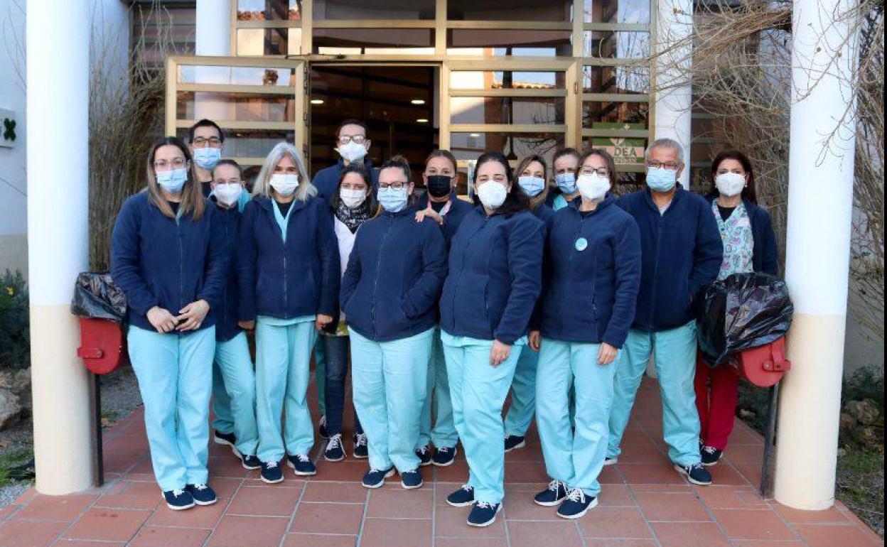 Los alumnos y alumnas de la Escuela Profesional Dual Bonhavalen la especialidad de Atención Sociosanitaria a las puertas del centro donde imparten el taller 