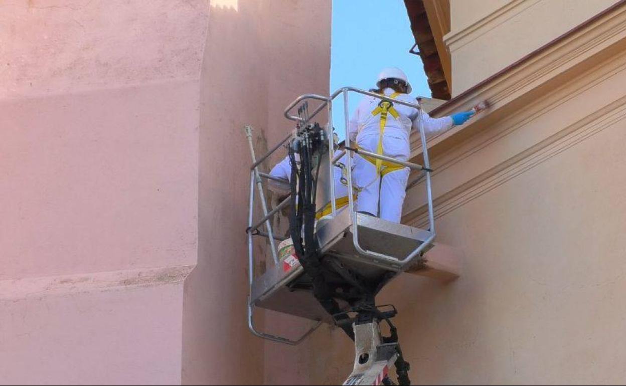 Dos alumnas de la especialidad de pintura pintan la Iglesia Parroquial del Valle la 