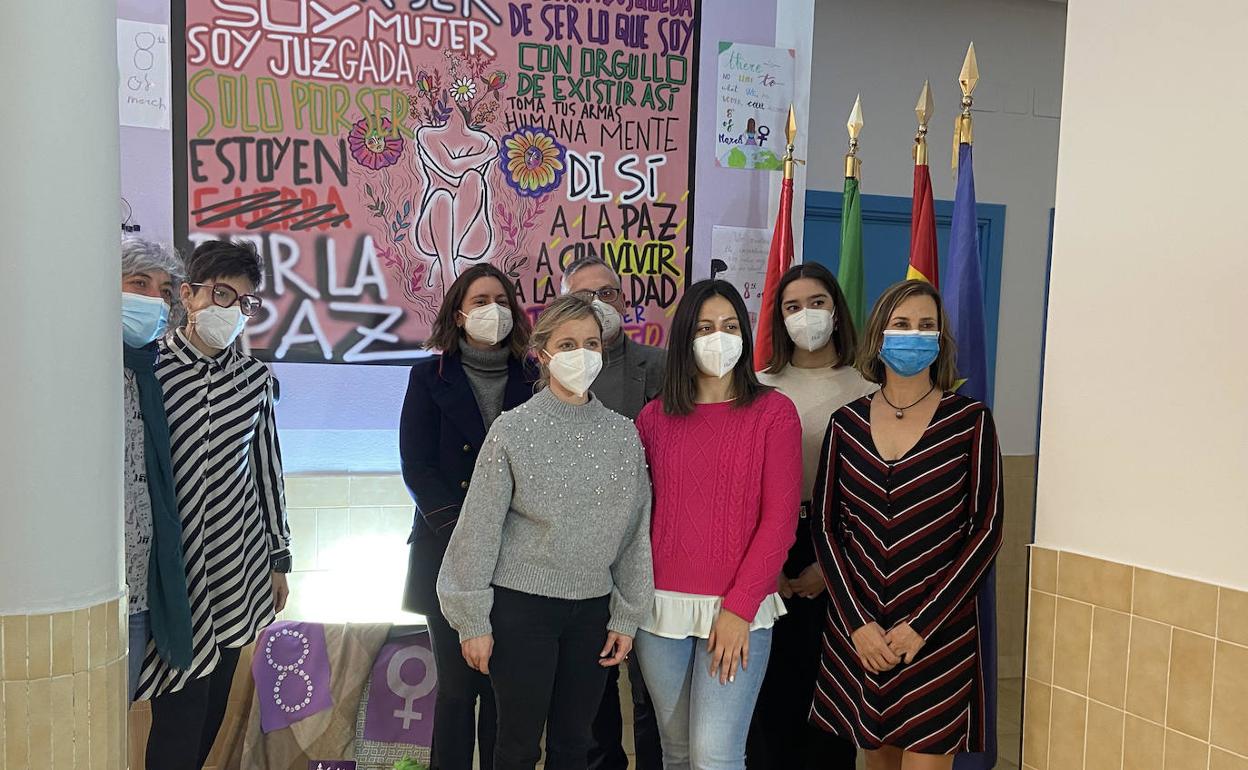Carmen Romero, Miguel Ángel García y Mónica Raposo junto al equipo formativo de la UPV en la presentación de las 35+1 razones por las que UPear en Villafranca 