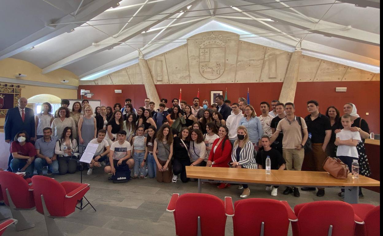 Foto de familia del acto institucional por el Día de Europa en el salón de plenos del Ayuntamiento 