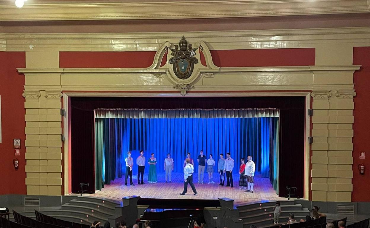 En un momento de la interpretación de la Compañía La Barbarie Teatro 