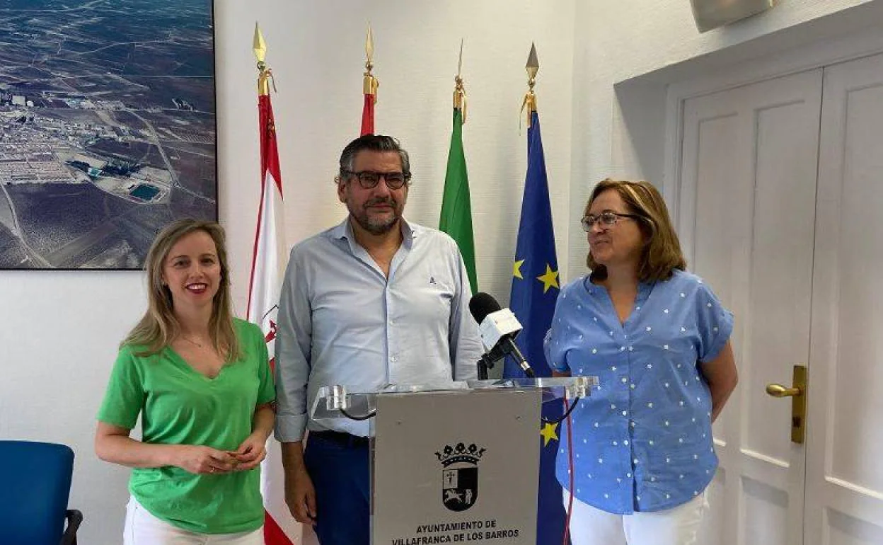 Manuel Piñero junto a miembros de su partido, Carmen Romero y Bibi López 