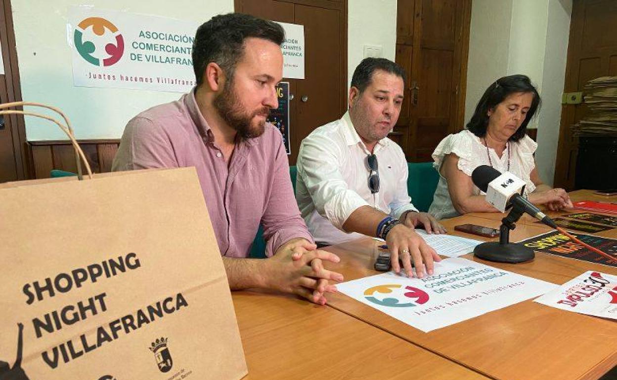 José Manuel Blanco, concejal de Comercio, Javier Sánchez, presidente asociación Comerciantes y Toni Morales, comerciante 