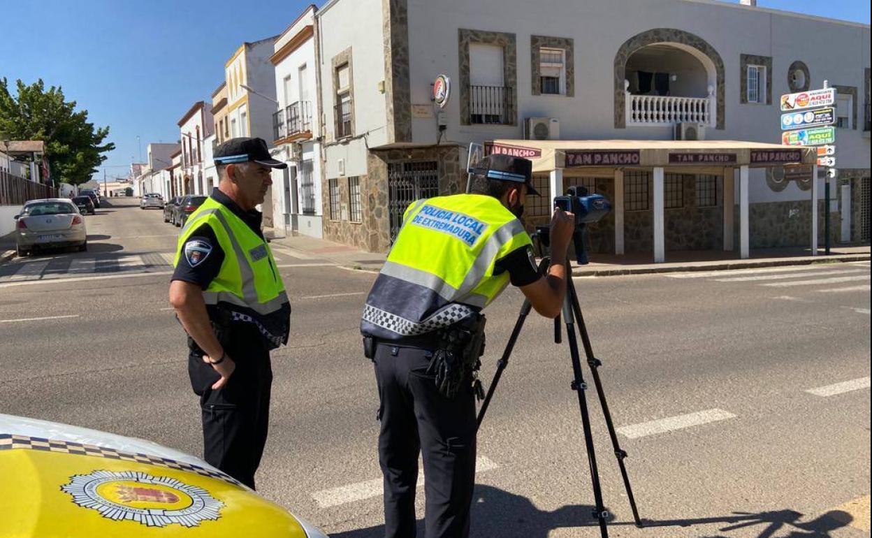 Dos policías manejan el radar movil en calle Lope de Vega 
