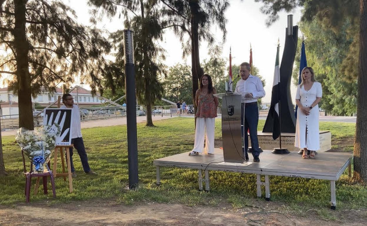 Lectura del manifiesto a cargo de tres concejales de la corporación municipal 