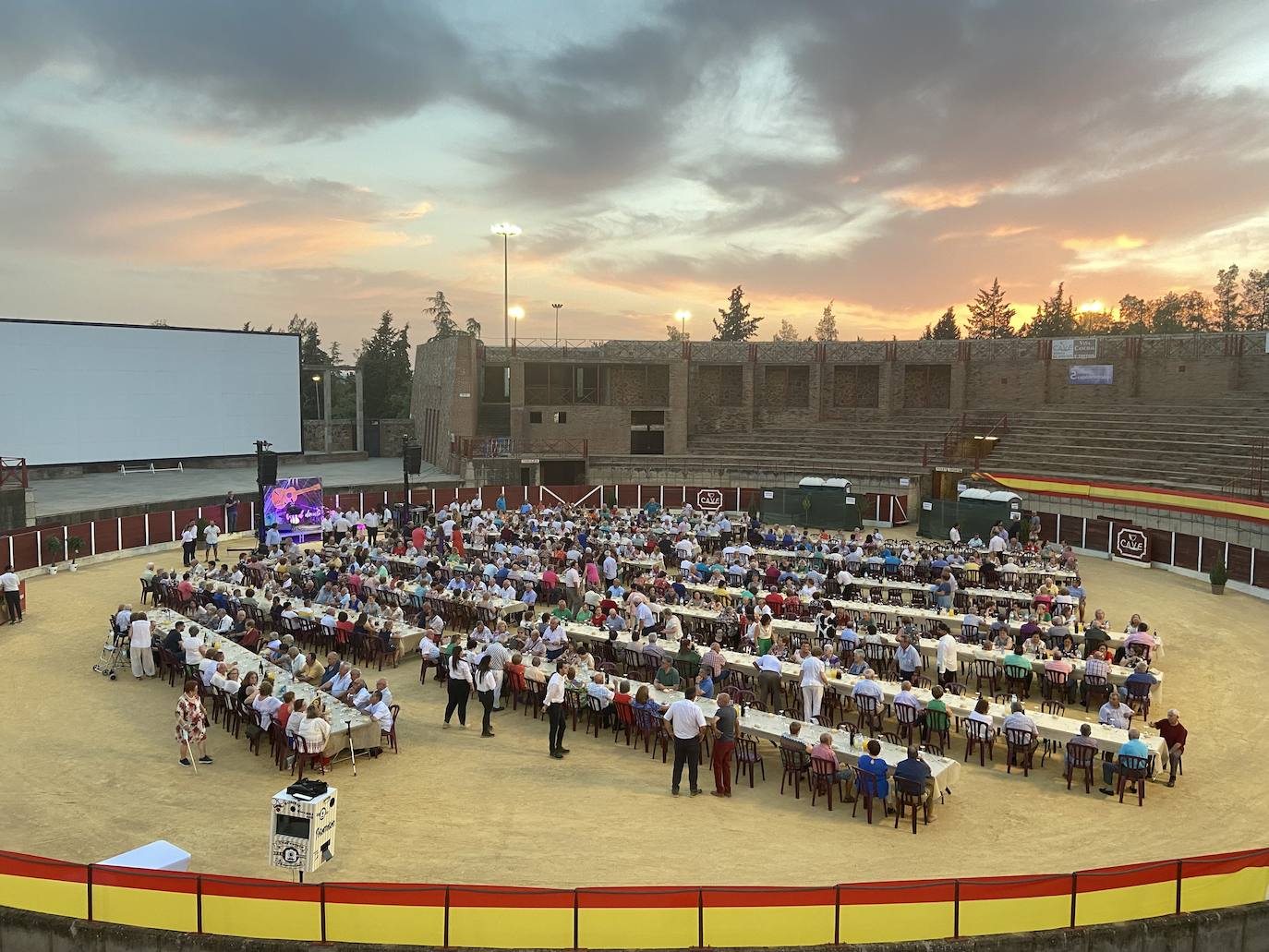 Fotos: Cerca de 600 personas en la cena convivencia del mayor