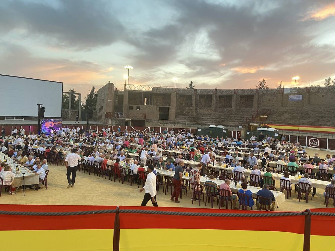 Fotos: Cerca de 600 personas en la cena convivencia del mayor