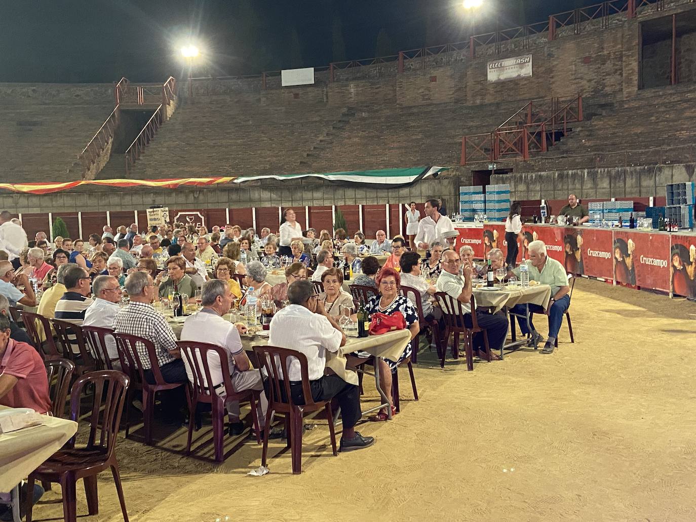Fotos: Cerca de 600 personas en la cena convivencia del mayor