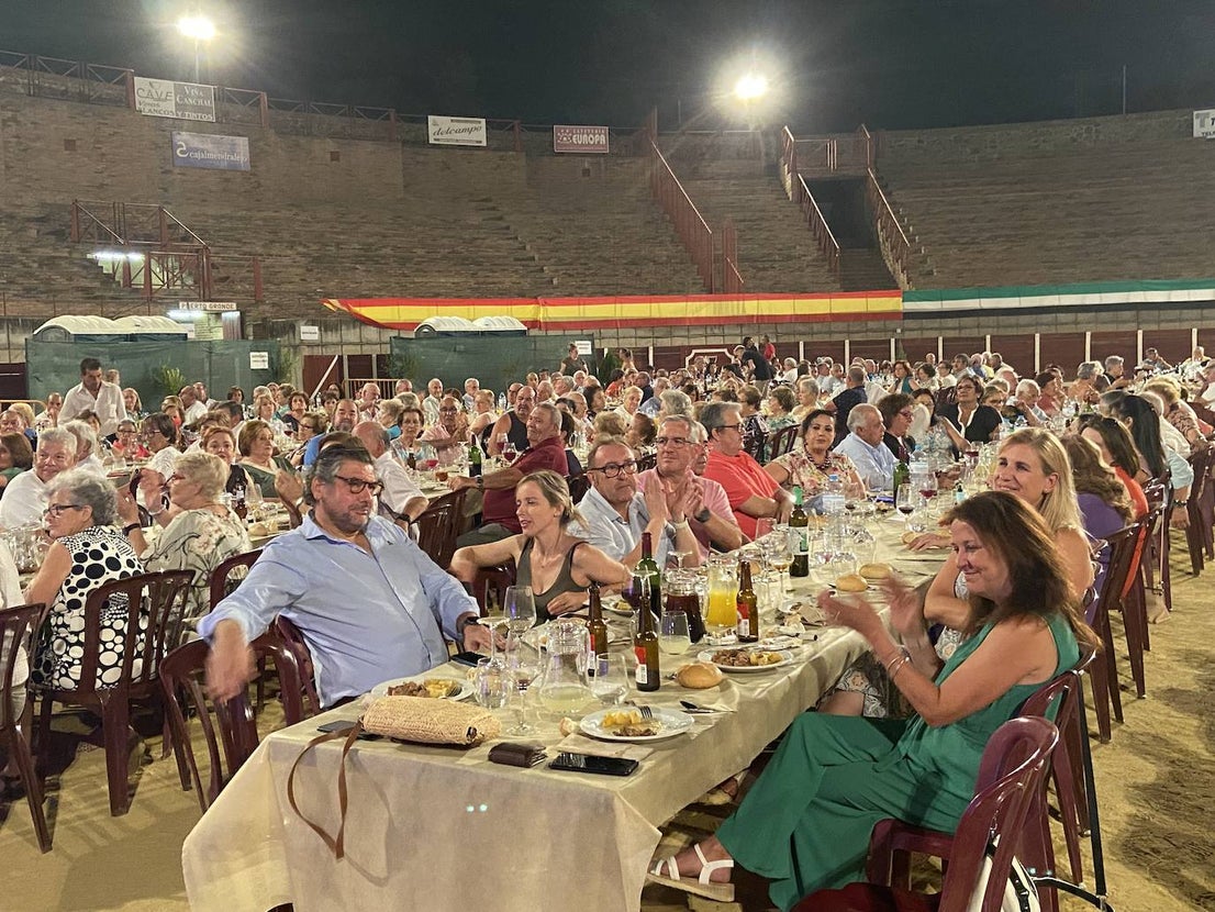 Fotos: Cerca de 600 personas en la cena convivencia del mayor