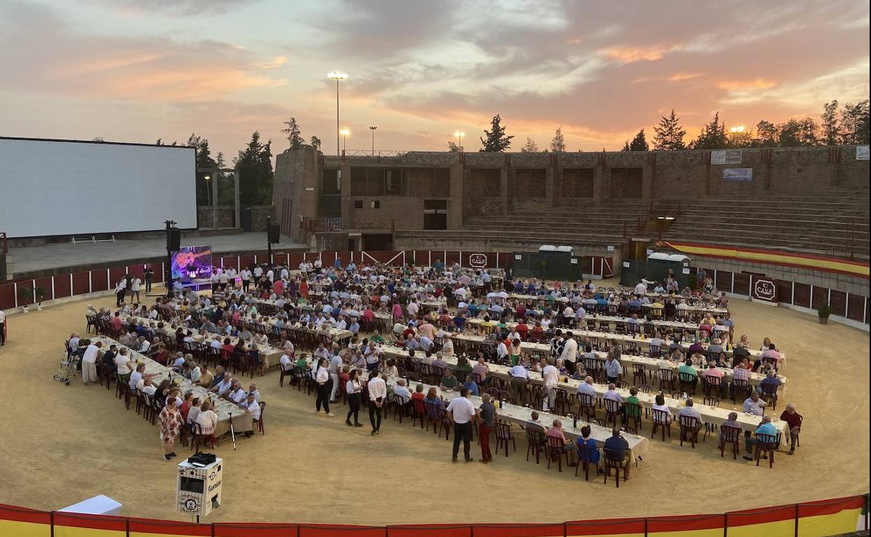 Cerca de 600 personas en la cena convivencia del mayor