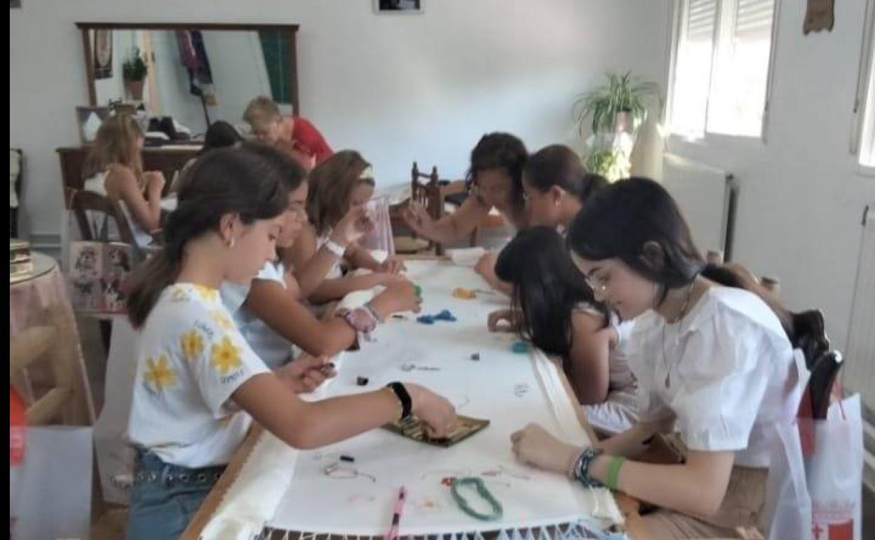 Algunas de las alumnas en el 'Taller de aprendizaje de bordado' 