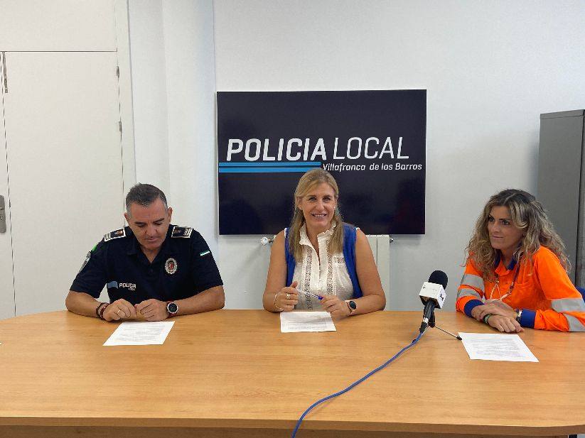 El subinspector de la Policía Local de Villafranca, Juan José Torres, la concejal de Salud, Isabel Blanco y la coordinadora de Enfermería del Centro de Salud, Johanna Castelo