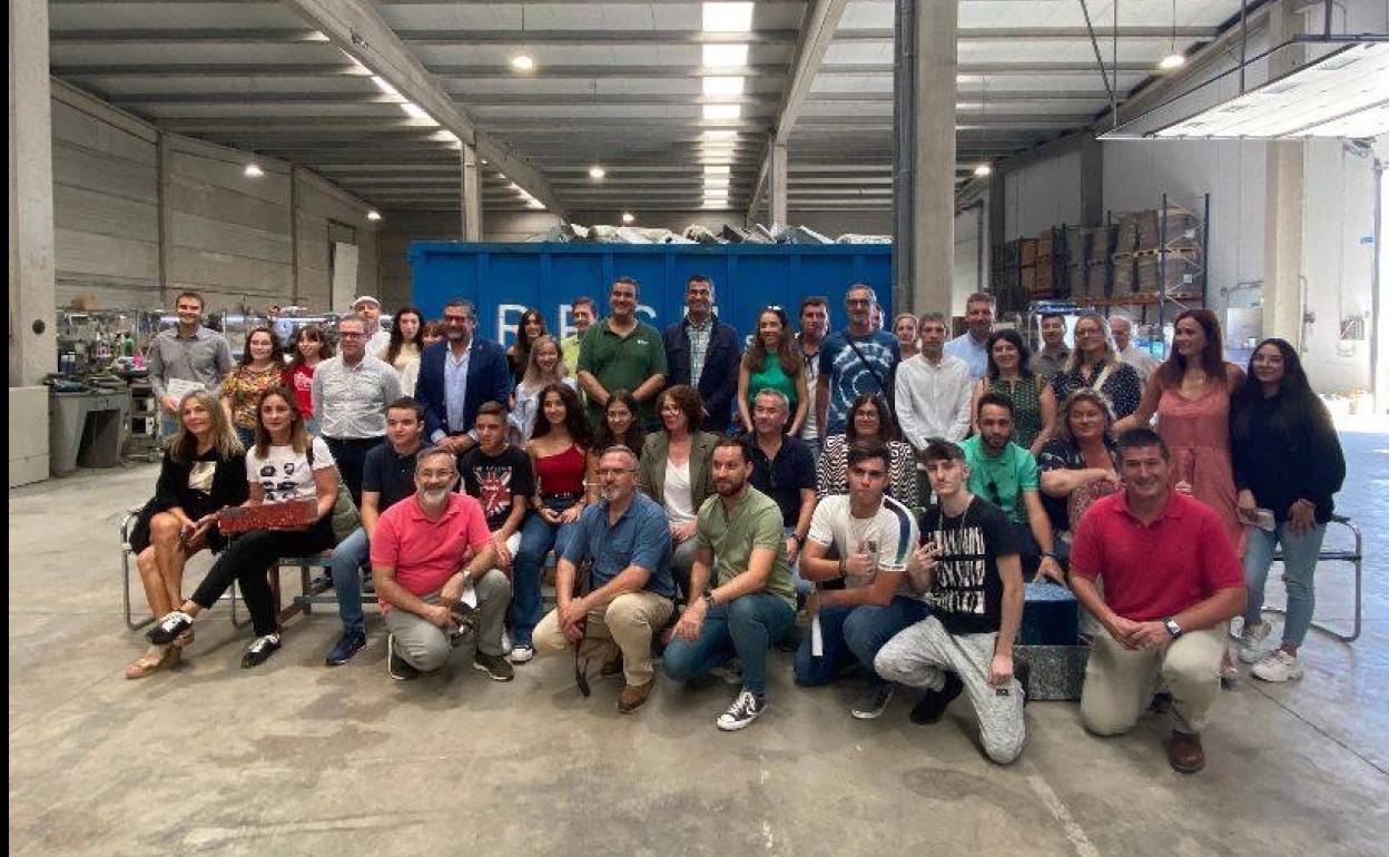 Foto de familia con los galardonados de la segunda edición del concurso de reciclaje de basura electrónica en los centros educativos de Educación Primaria de Extremadura que organiza La Hormiga Verde 