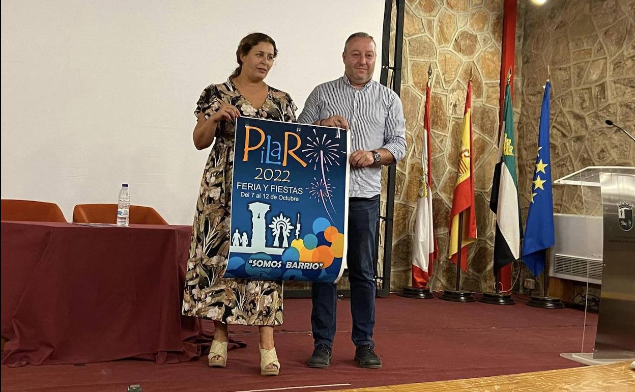 Virtudes Flores y Manuel López, presidenta y vicepresidente de la barriada del Pilar en rueda de prensa para presentar el programa festivo de este 2022 