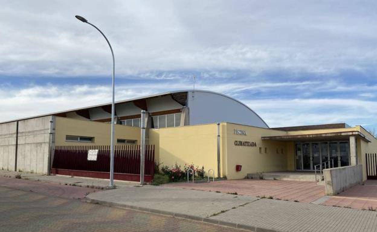 Exterior piscina climatizada de Villafranca 
