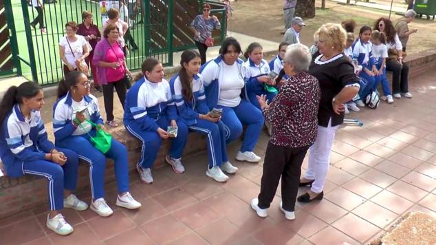 Fotos: Los colegios celebran la chaquetía en un encuentro intergeneracional