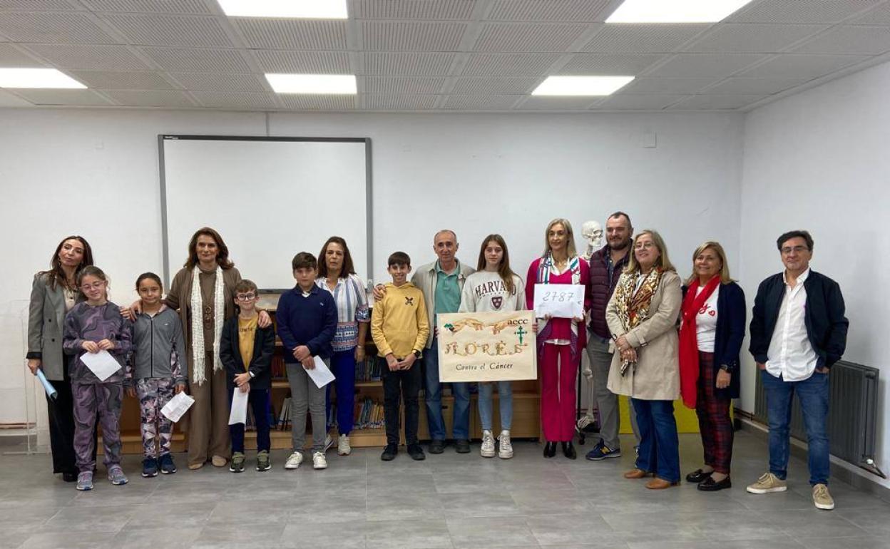 Acto de entrega por parte de los 2787 euros recaudados del intercambio solidario «flores y libros contra el cáncer». 