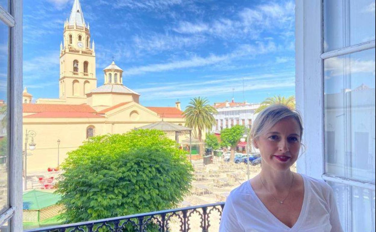 Carmen Romero candidata a la Alcaldía de Villafranca por el PP en su despacho en el Ayuntamiento 