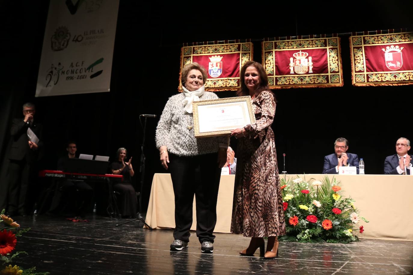 María Coronada Herrera junto a la alcaldesa de Villafranca de los Barros, Isabel García Ramos. 