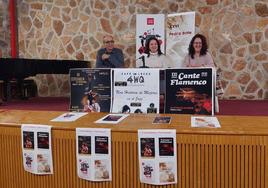 Isabel López, Jefe de Estudios de la Escuela de Música, Fernando Clemente, coordinador de las actividades culturales, e Isabel García Ramos, concejal de Cultura y alcaldesa de Villafranca de los Barros.