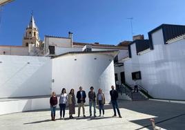 Miembros de la corporación municipal junto al arquitecto en el patio de la nueva biblioteca municipal