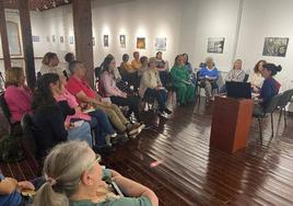 Asistentes al taller 'Emociones Nubeteca' en la casa de cultura de Villafranca.