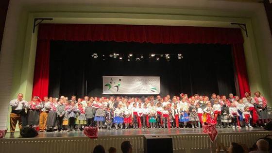 Más de un centenar de niños participan en el VIII Festival de Folklore Infantil