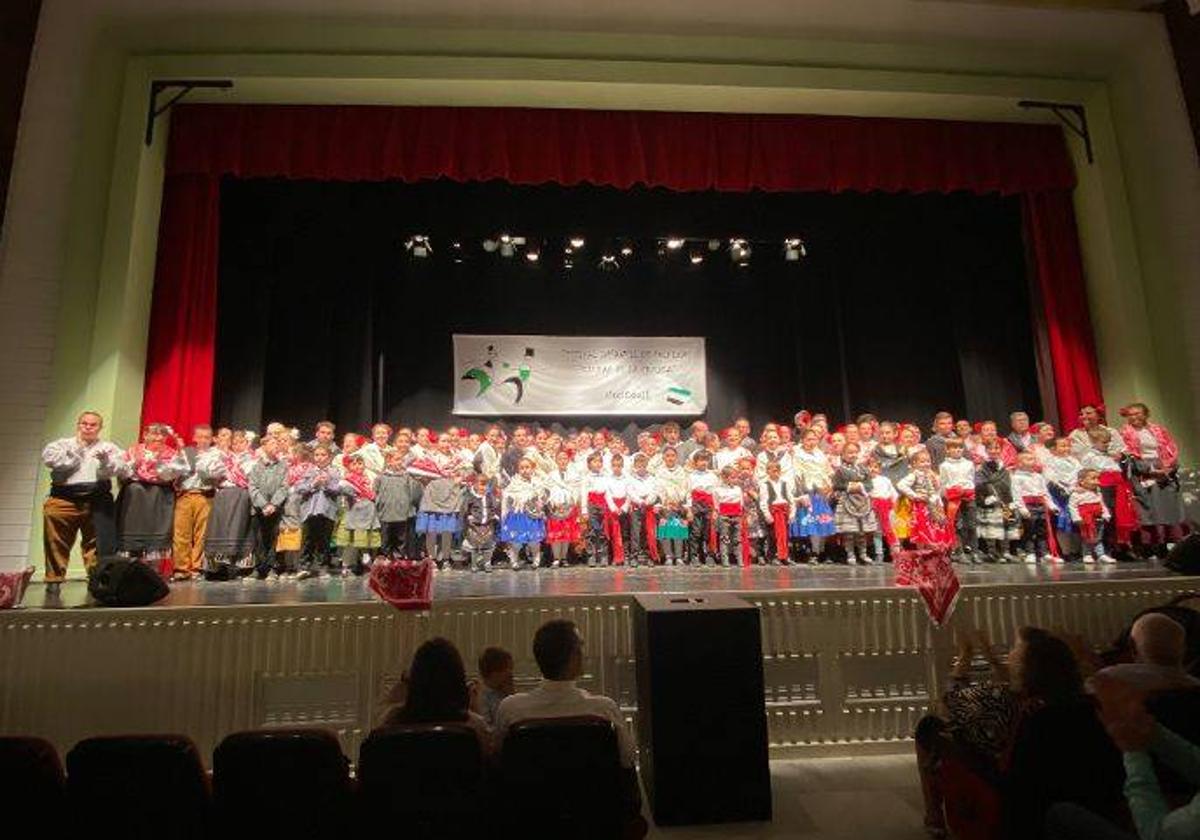 Foto de familia del VIII Festival Folklórico Infantil 'Ciudad de la Música'