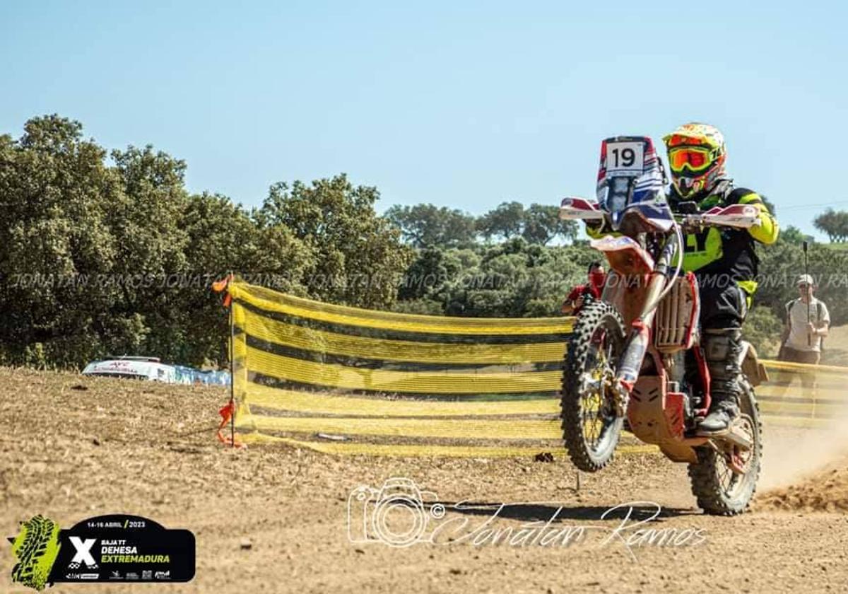Pepe Flores sube al podio como primer extremeño en la VII edición de la Baja TT Dehesa Extremadura