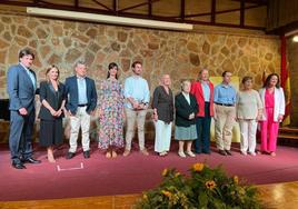 Foto de familia de los ganadores con las autoridades presentes en el acto