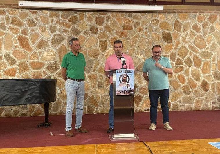 Mariano Blanco, Francisco Carmona Bohórquez y Juan Gabriel Valdeón Gragera en la presentación del programa festivo de San Isidro 2023.