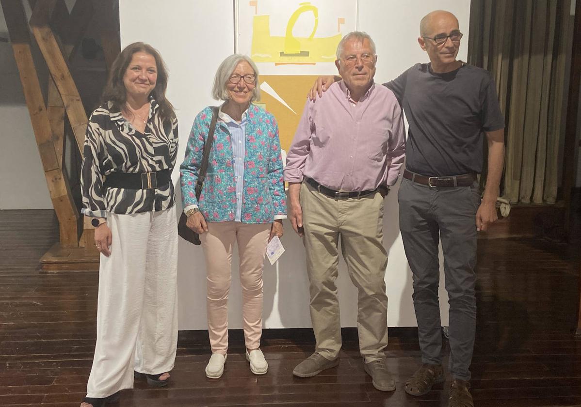 La artista, Pilar Molinos, junto a la alcaldesa, Isabel García Ramos, el coordinador de actividades Culturales, Fernando Clemente, y al crítico de arte, Michel Hubert.