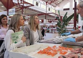 En el mercado. Carmen Romero y María Guardiola con un pescadero de Villafranca.