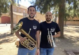 Cándido Perera y Enrique de la Peña en el Parque de los Pinos junto a la Escuela Municipal de Música de Villafranca de los Barros.