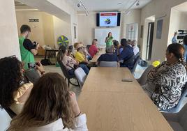 Los asistentes reciben información sobre la correcta separación y depósito de los residuos domésticos.