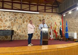 El concejal de Festejos, Mariano Blanco, y el Hermano Mayor de la Hermandad de San Isidro, Juan Gabriel Valdeón Gragera en rueda de prensa en el salón de actos de la Casa de Cultura.