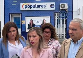 Carmen Romero y miembros de su equipo junto a Francisco Javier Fragoso.