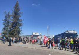 Trabajadores de la empresa se manifestaban en la puerta en el primer día de huelga