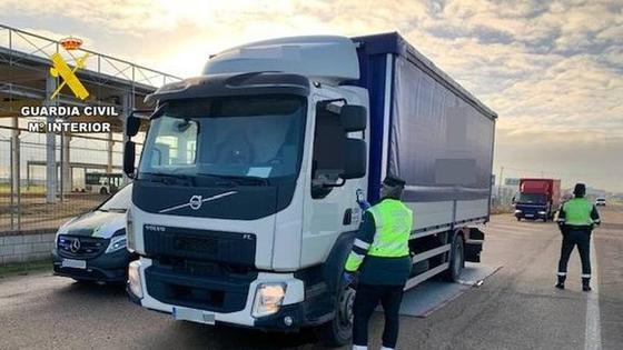 Un camionero conduce por la A-66 con una tasa de alcohol ocho veces superior a la permitida