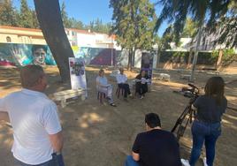 Eli Gragera, Fernando Clemente y Mª José Caro, trabajadores del área de Cultura, presentan la Feria del Libro 2023 en el lugar donde este año se desarrollará, el Parque de los Pinos.